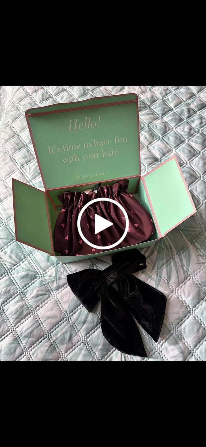 Customer video review of Moño - Large velvet Bows