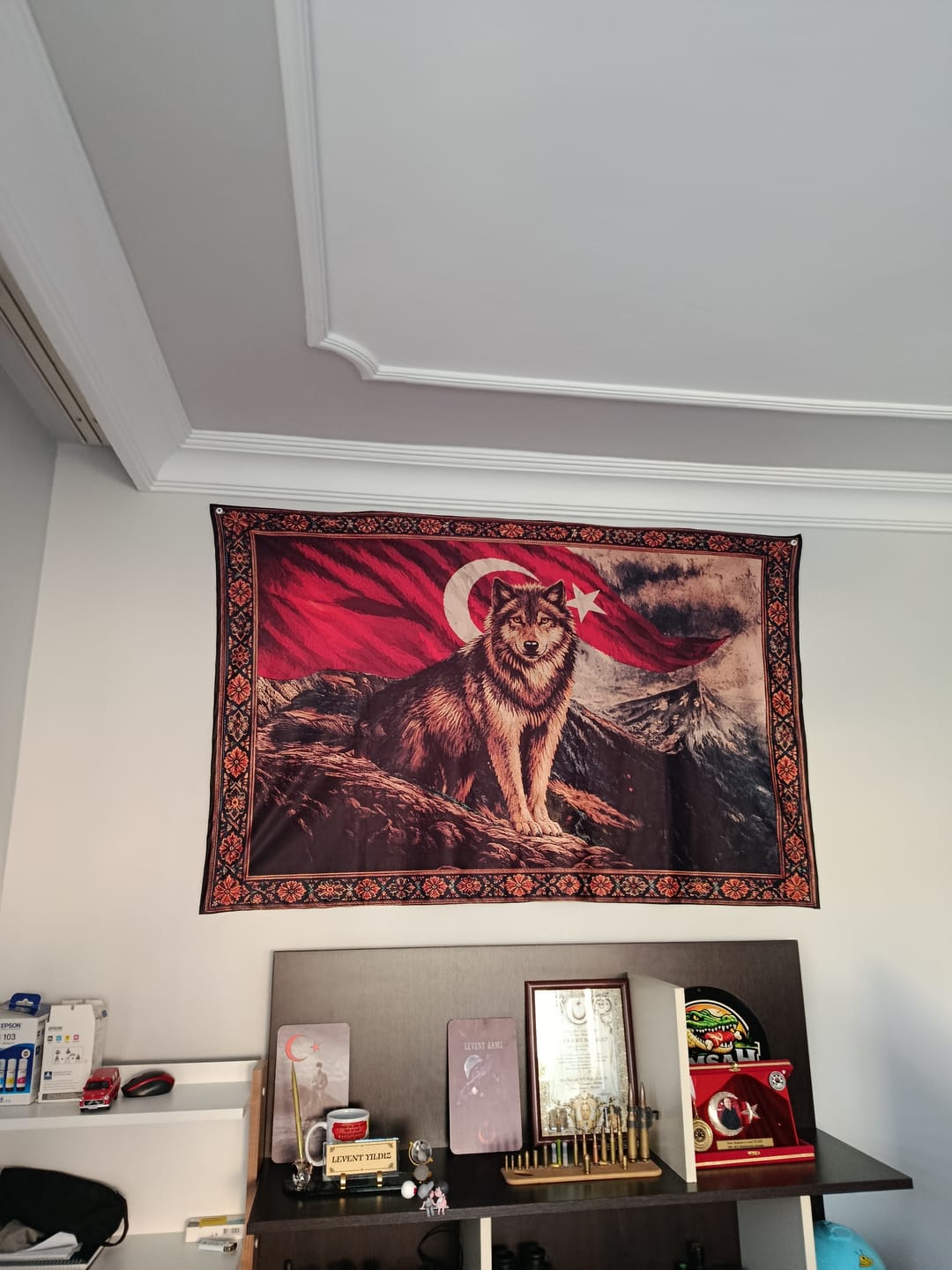 Customer photo review of Bozkurtun Nöbeti Duvar Örtüsü – Türk Bayraklı Bozkurt Temalı Özel Tasarım Duvar Halısı