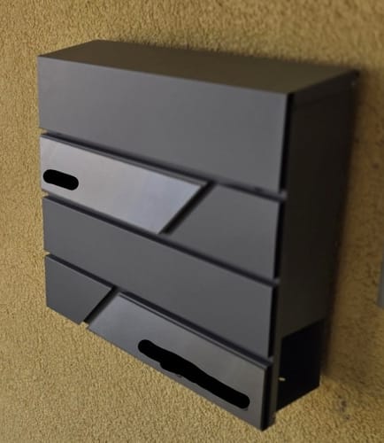 Customer photo review of AlbersDesign Briefkasten B1 in Graualuminium (RAL9007) personalisiert mit Edelstahl-Schildern
