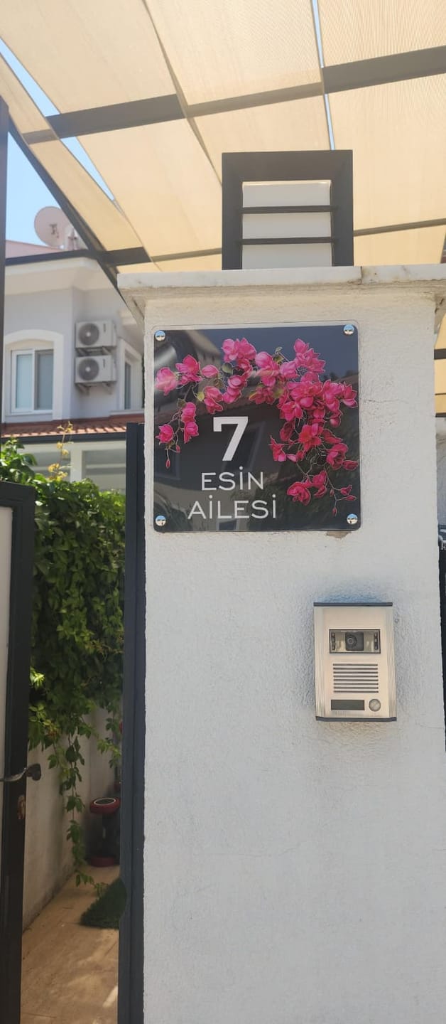 Customer photo review of Kişiye Özel Begonvil Çiçekli Kapı İsimliği