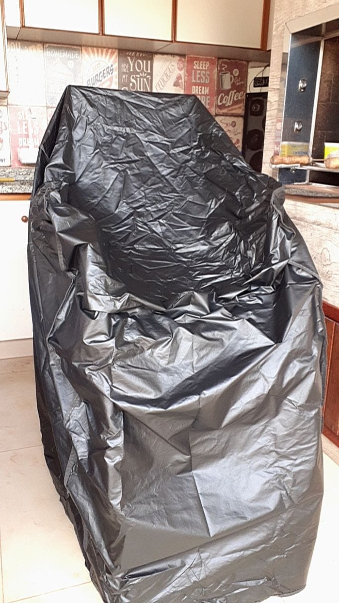 Customer photo review of Capa Impermeável Protetora para Cadeiras de Plástico Empilhadas