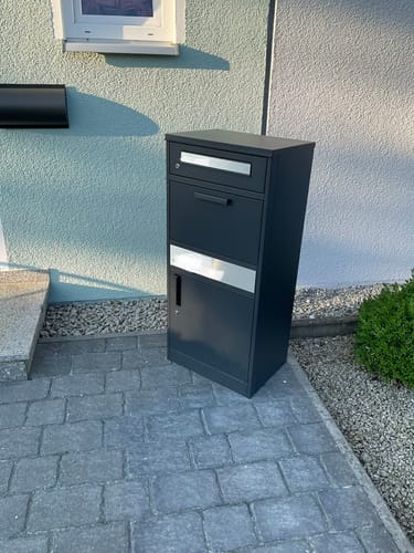 Customer photo review of Paketbox PB1 mit Briefkasten | anthrazit - RAL7016 | personalisiert mit Edelstahl-Schild