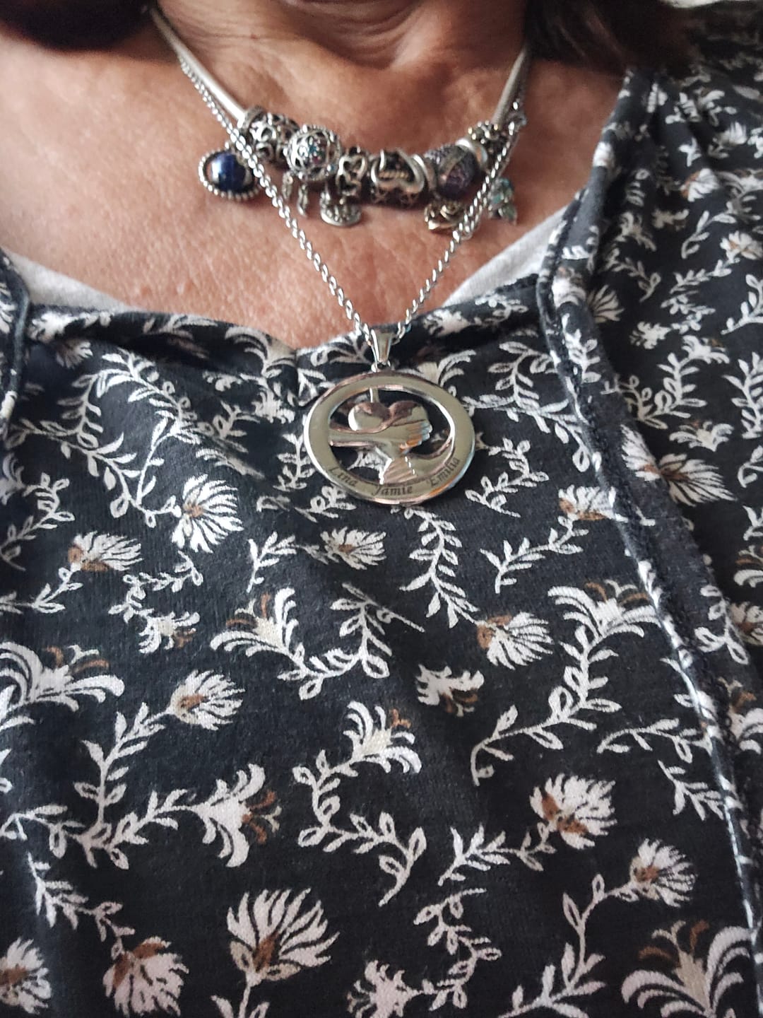 Customer photo review of Umarmendes Herz – Namenskette