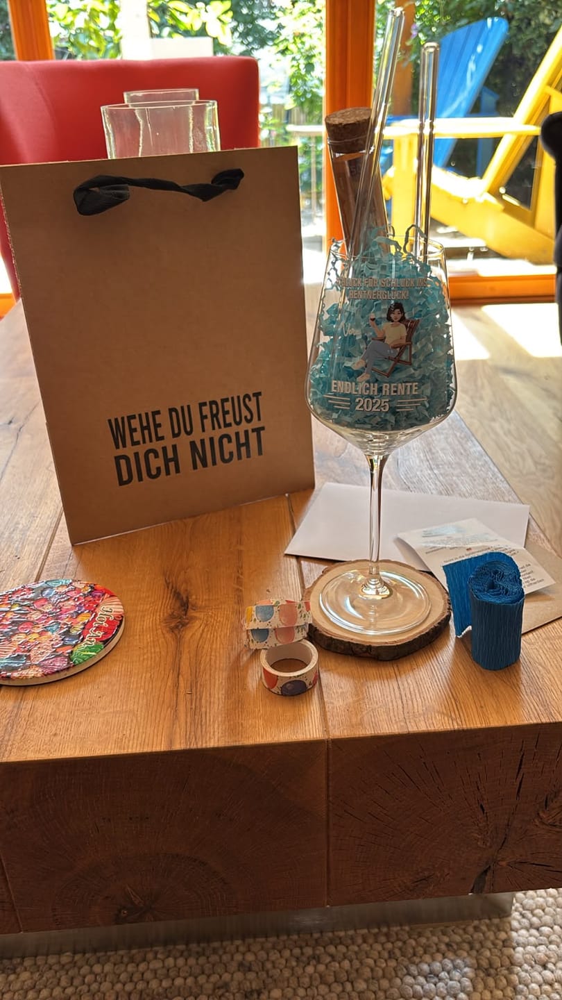 Customer photo review of Auf die Freiheit - Personalisiertes Weinglas mit Spruch und Clipart zum Ruhestand
