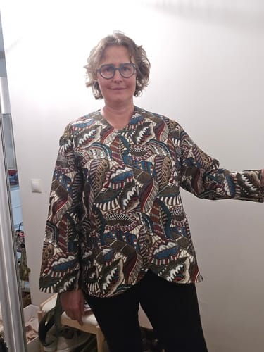Customer's Veste Nathalie en jacquard Feuillage Vagabond, portée avec un haut sous la veste.