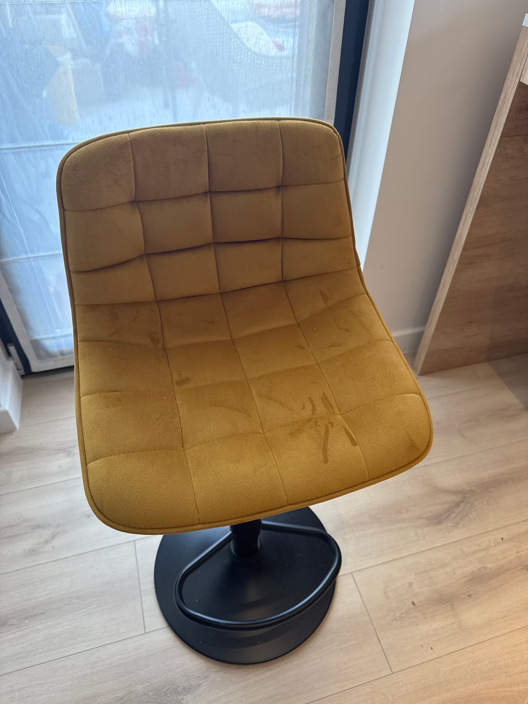 Customer photo review of Scaun bar H95, galben mustar - Bluvel 68/negru, stofa catifelata/metal, 43x44x84/106 cm
