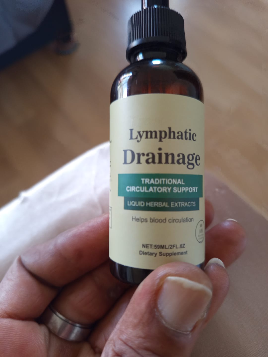 Customer photo review of Gouttes lymphatiques Nuvea – Soulagement naturel de la rétention d'eau au niveau du visage, de l'abdomen et des jambes