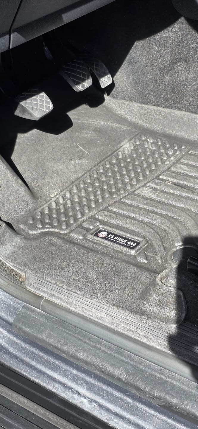 Customer photo review of Pisos Calce Perfecto Volkswagen Amarok años 2011 al 2026