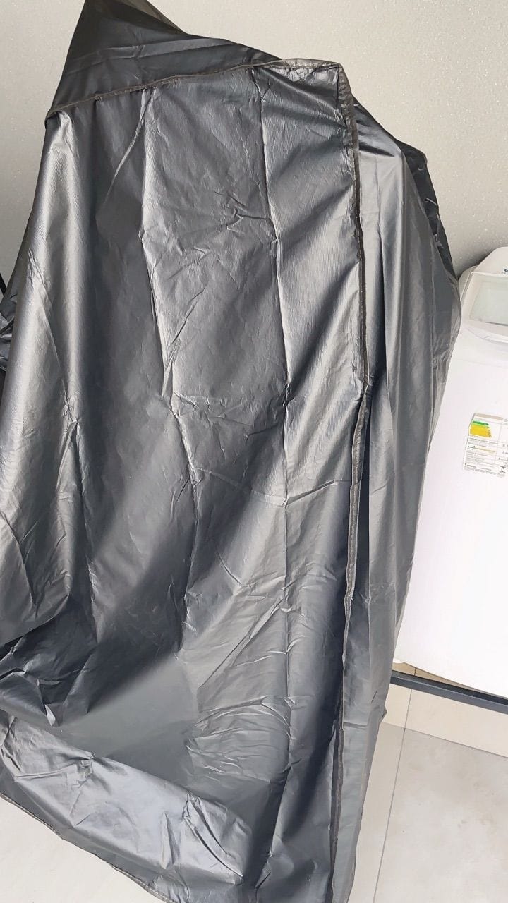 Customer photo review of Capa Impermeável Protetora para Cadeiras de Plástico Empilhadas