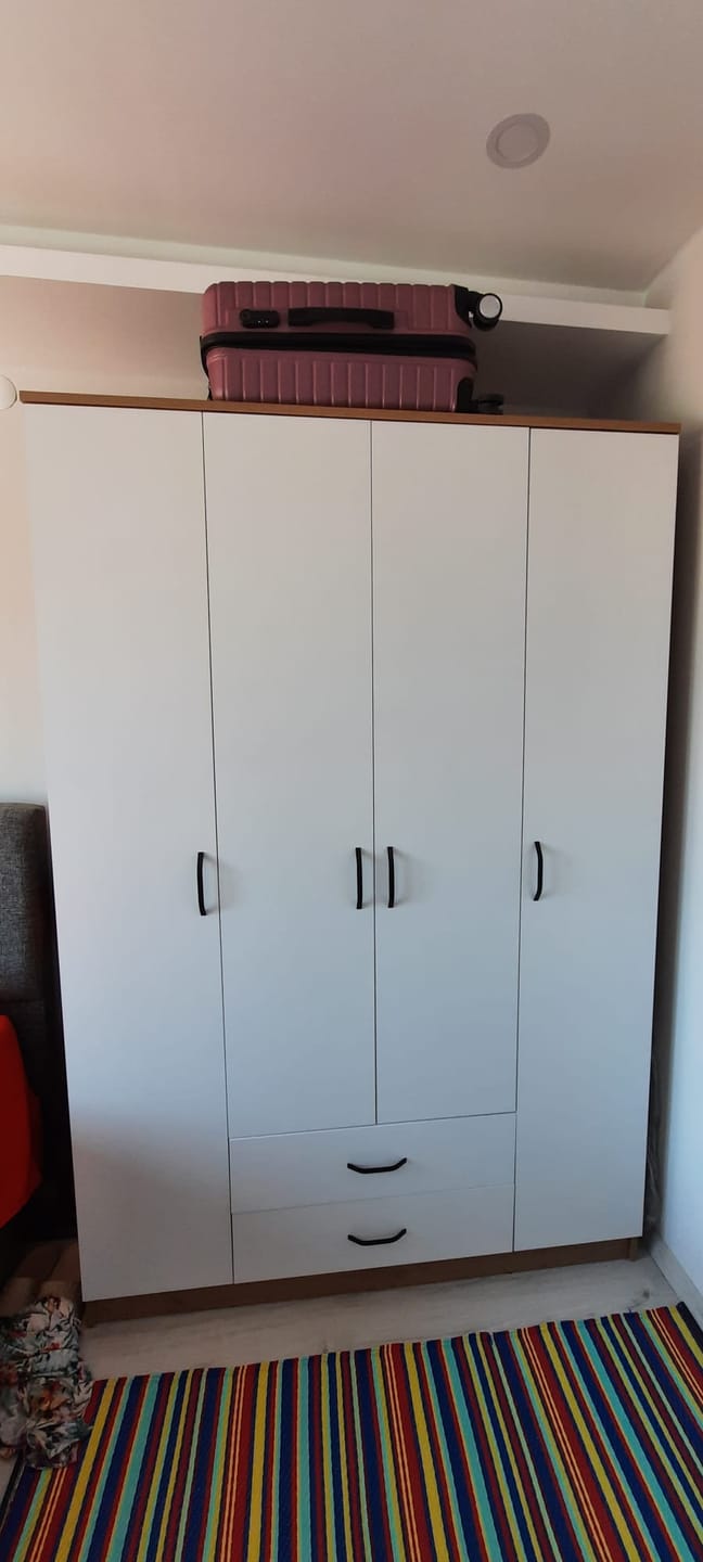 Customer photo review of Rani BA112 Geniş Gardırop Elbise Dolabı 4 Kapaklı 2 Çekmeceli 13 Raflı 1 Askılı Sepet Ceviz - Beyaz