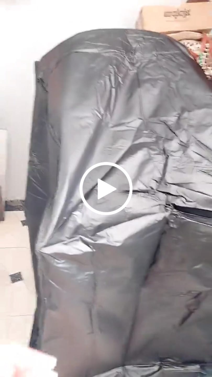Customer video review of Capa Impermeável Protetora para Cadeiras de Plástico Empilhadas