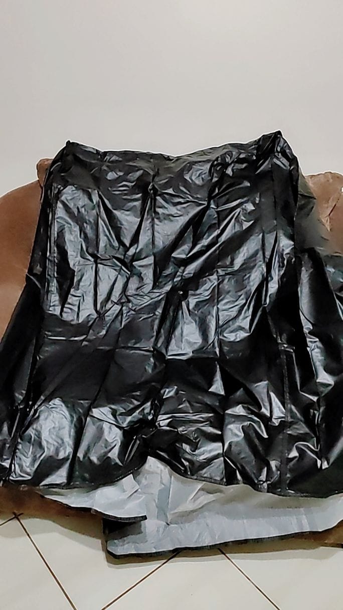 Customer photo review of Capa Impermeável Protetora para Cadeiras de Plástico Empilhadas
