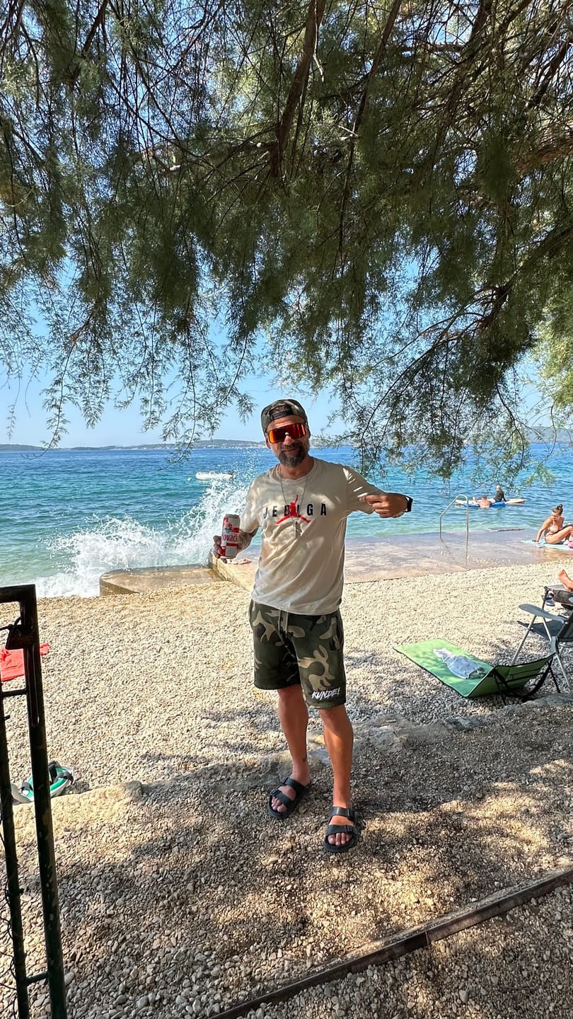 Customer photo review of Jebiga, Premium T-Shirt