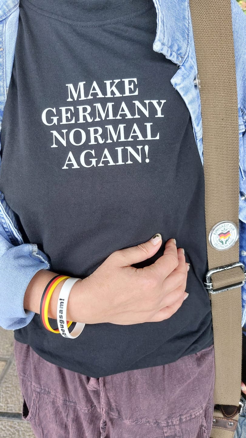 Customer photo review of PREMIUM SHIRT BUBEN • MAKE GERMANY NORMAL AGAIN - dunkel