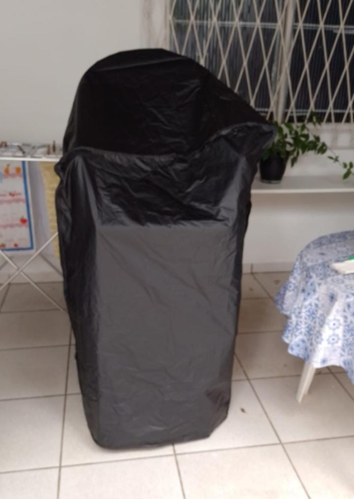 Customer photo review of Capa Impermeável Protetora para Cadeiras de Plástico Empilhadas