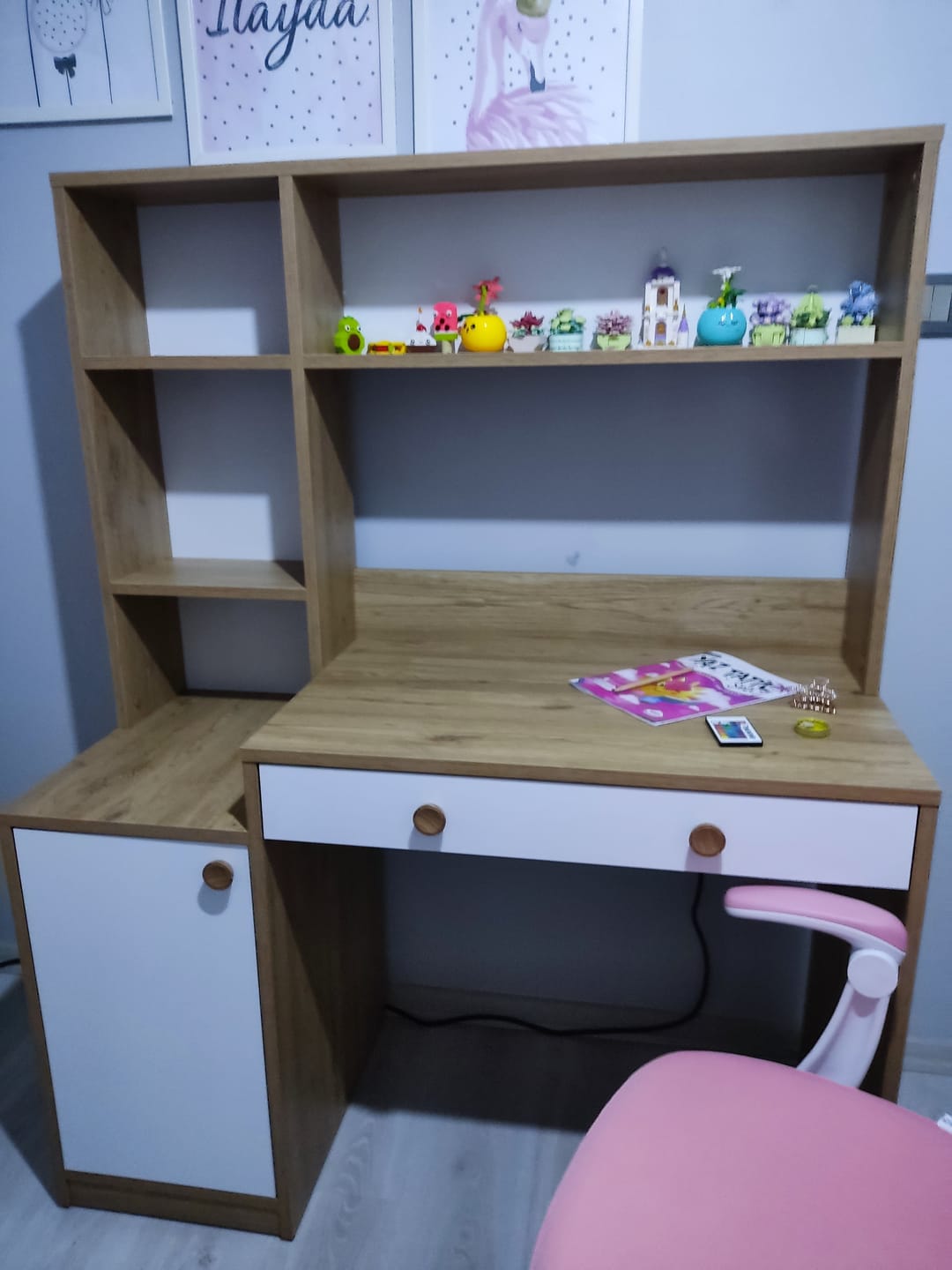 Customer photo review of Rani HA126 Kitaplıklı 4 Raflı  Kapaklı Çekmeceli Çalışma Ofis Bilgisayar Masası Sepet Ceviz - Beyaz