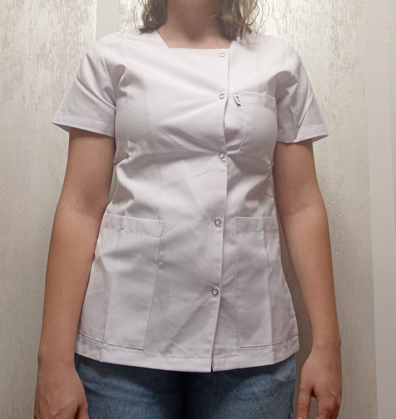Customer photo review of Halat medical alb cu guler patrat si capse, maneca scurta si trei buzunare