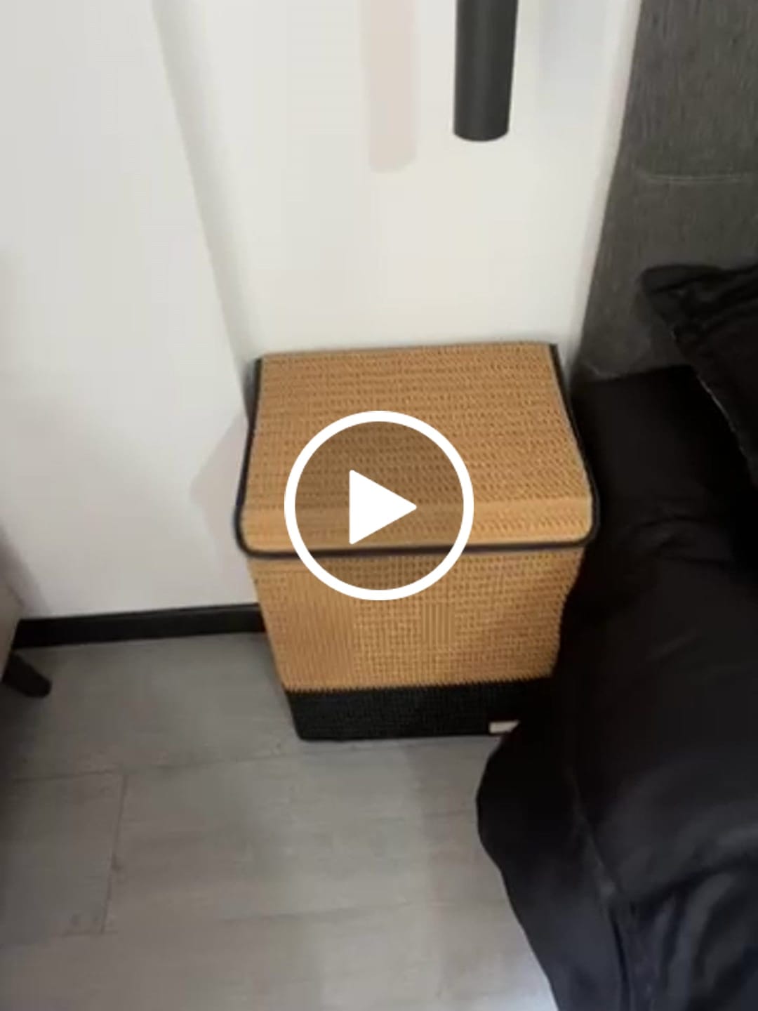 Customer video review of Cesta de Lavandería Tejida Minimalista con Tapa