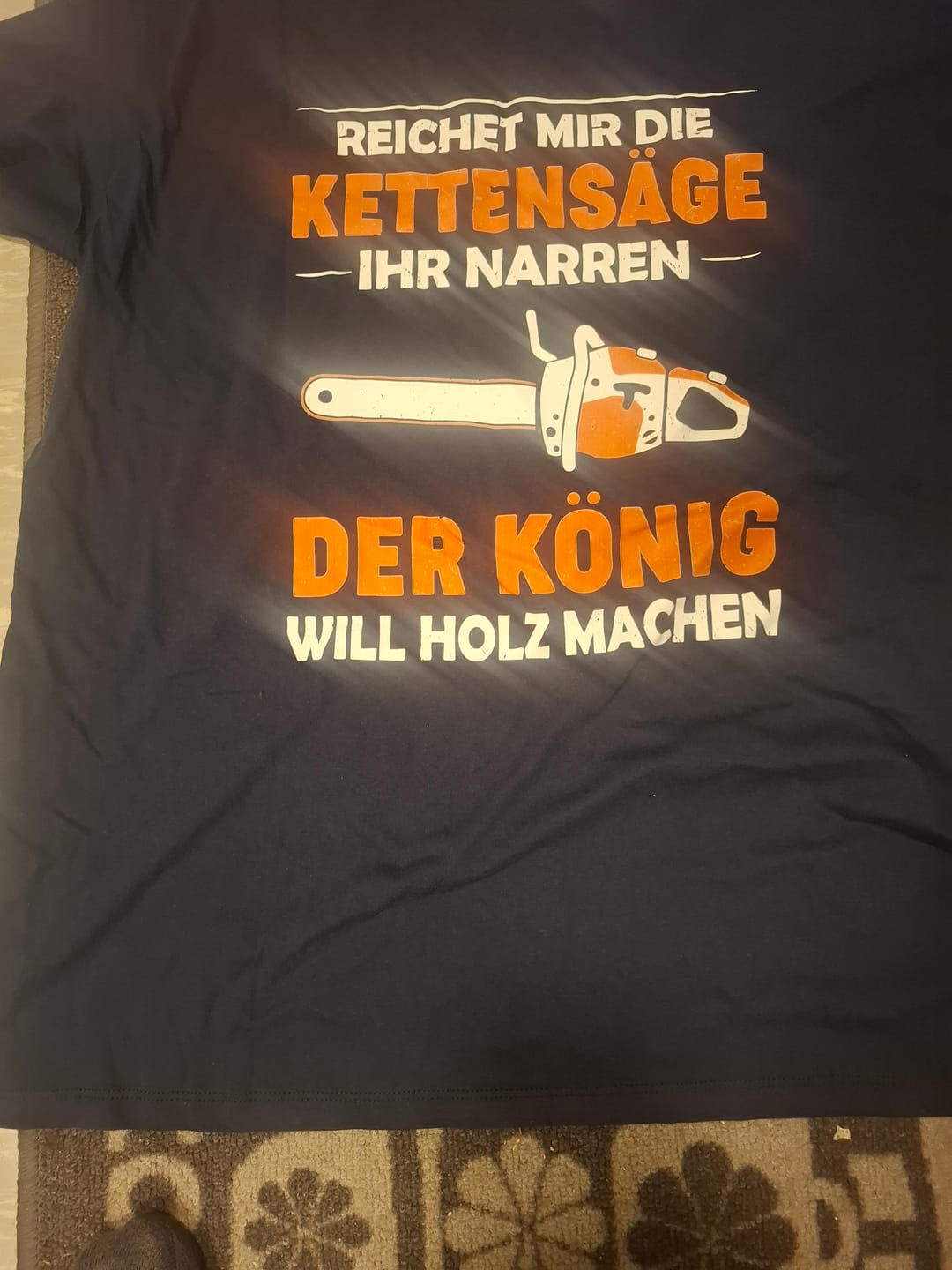 Customer photo review of Reichet mir die Kettensäge - Unisex T-Shirt