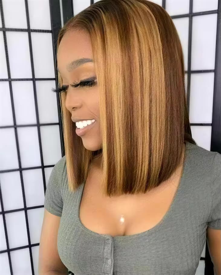 Customer photo review of Perruque Carré Lisse Mèches Caramel — sans colle, 25 à 41 cm