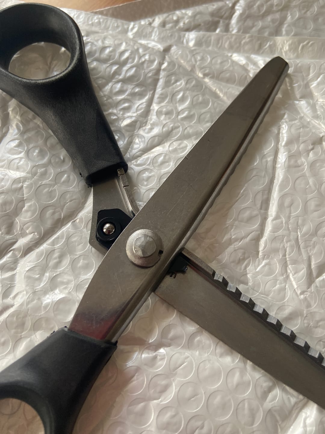 Customer photo review of TYIIPLUS™ Stainless Steel Pinking Shears – 9.1" Zig Zag Fabric Scissors for Sewing, Quilting, Dressmaking & DIY Crafts