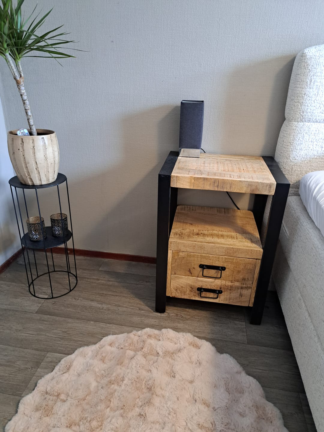 Customer photo review of Nachtkastje Britt | 70 cm hoogte | uniek ontwerp