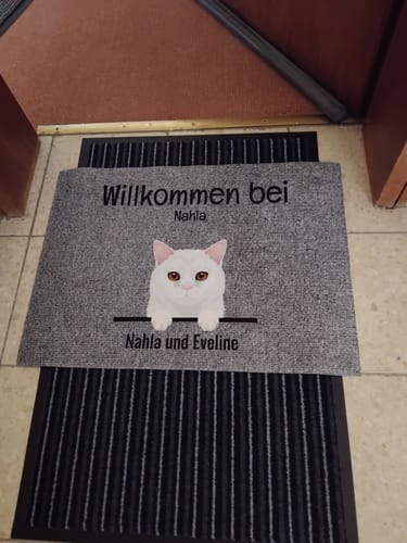Kunden-Fußmatte mit einem weißen Katzenportrait in der Mitte sowie den Namen Nahla und Eveline.