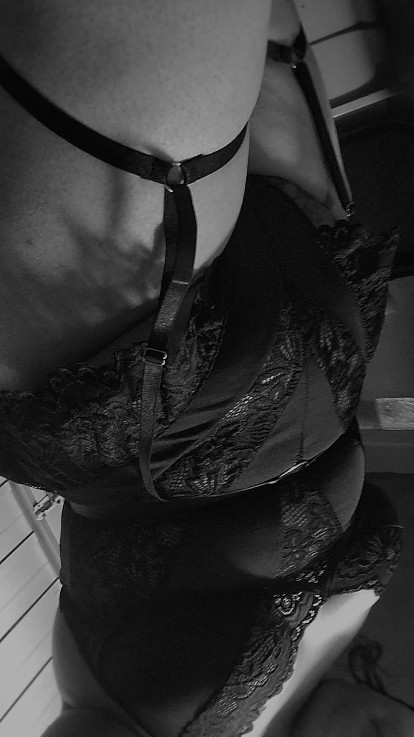 Customer photo review of Monica Body de Lencería Negro Encaje