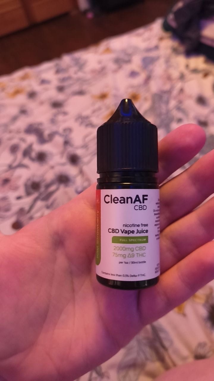 Customer photo review of Kiwi Strawberry THC Vape Juice