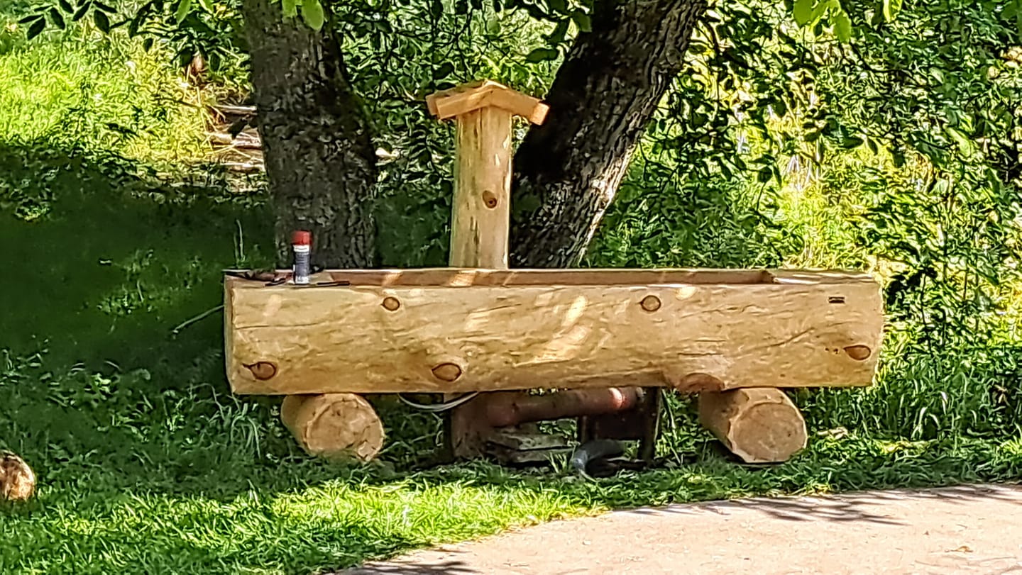 Customer photo review of Holzbrunnen ,,Fellhorn" flacher Holztrog aus Lärche