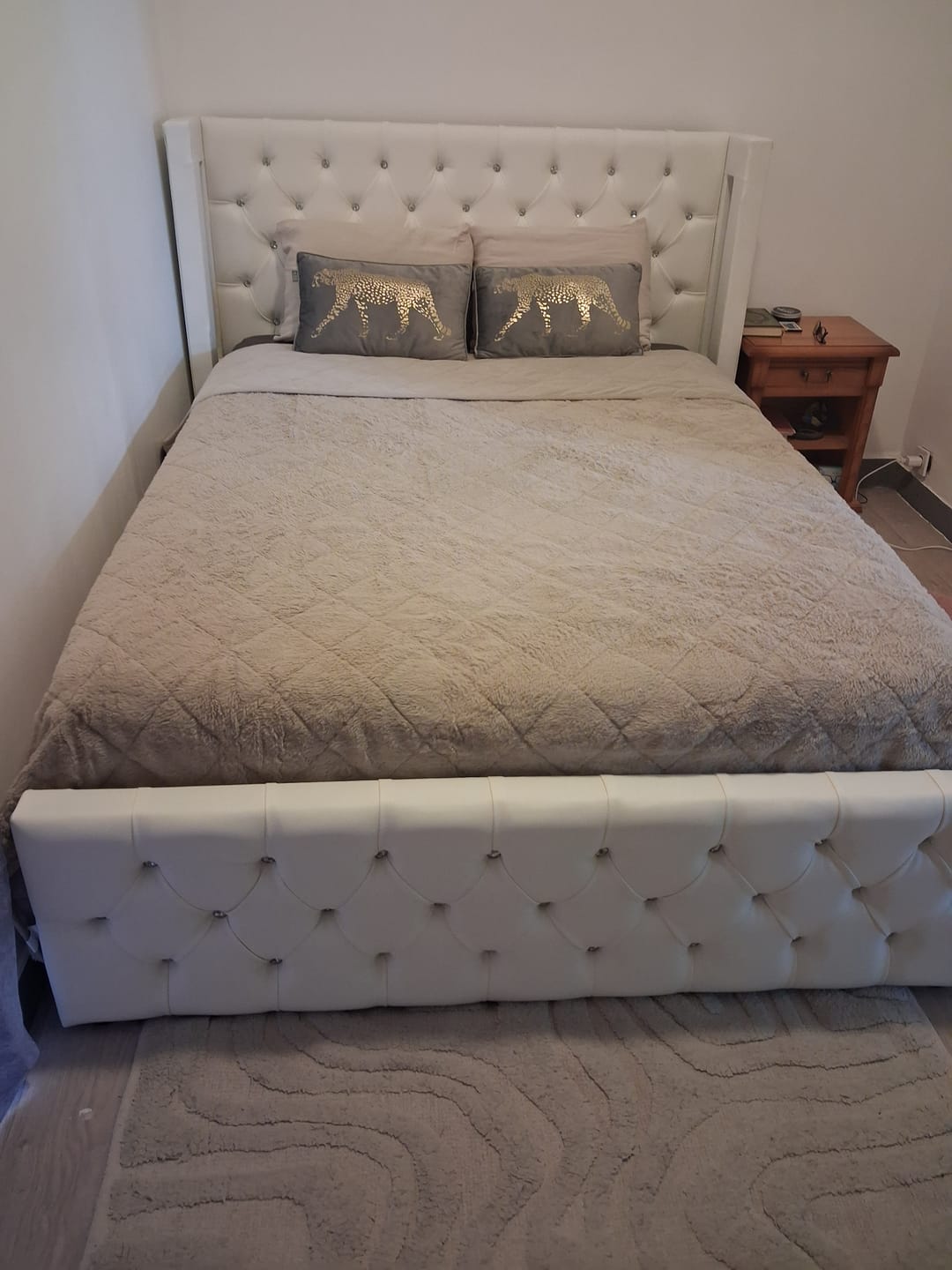 Customer photo review of Lit coffre capitonné avec LED - AMELIE