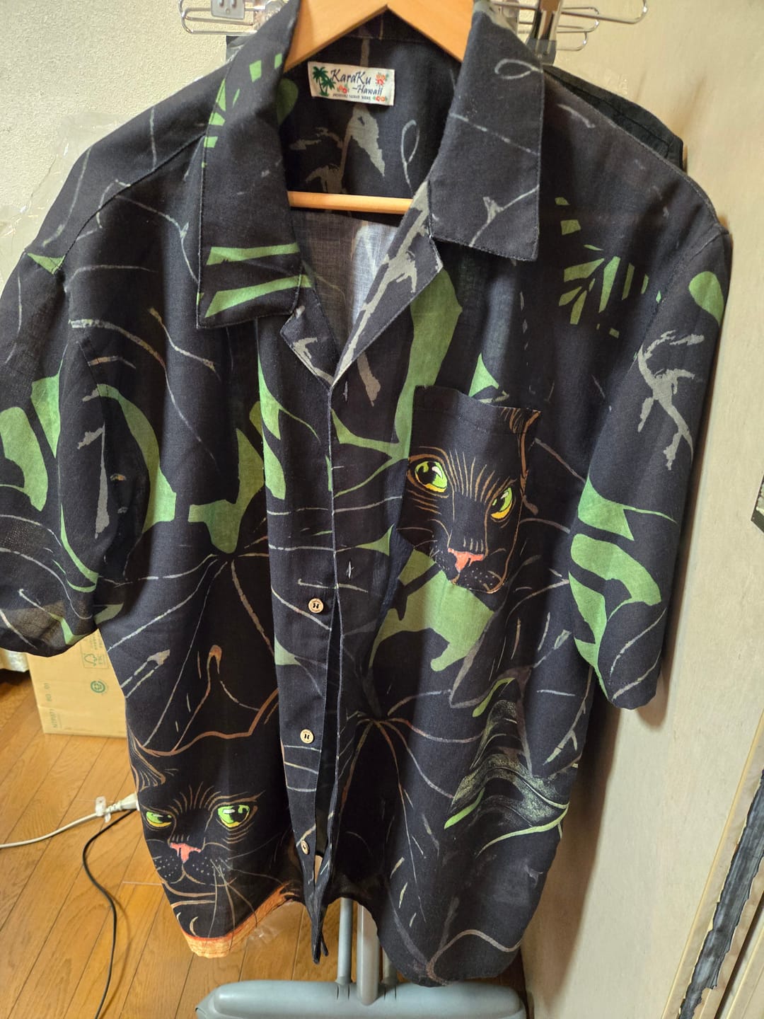 Customer photo review of 「猫が葉の中に隠れている」版画風プリントアロハシャツ