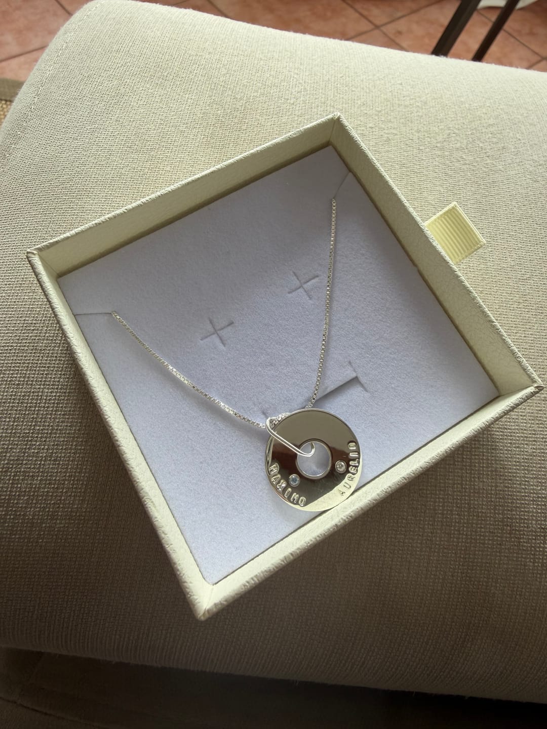Customer photo review of Medalla De Plata Con Colgante Personalizable y Circón - Leonor