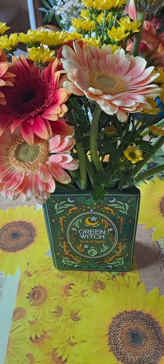 Customer photo review of Green Witch Buchvase – grüne Keramikvase im Grimoires-Design