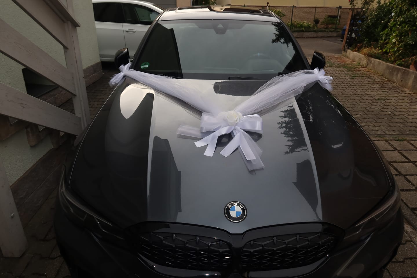 Customer photo review of Autoschmuck Hochzeit Blumendeko Motorhaube - CLARA