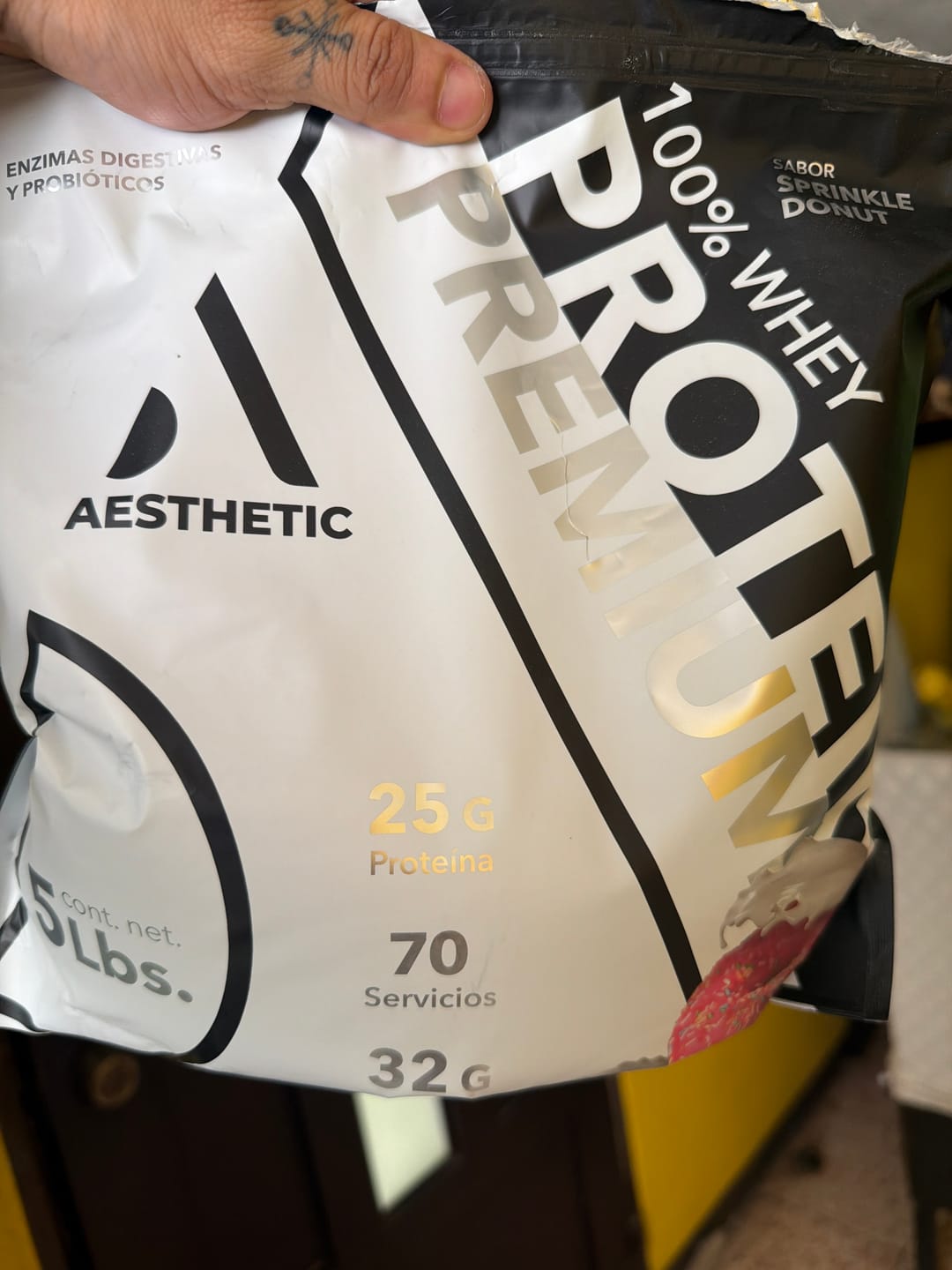 Customer photo review of Aesthetic 100% Whey Premium Sprinkle Donut Con Probioticos y Enzimas Digestivas 70 Servicios