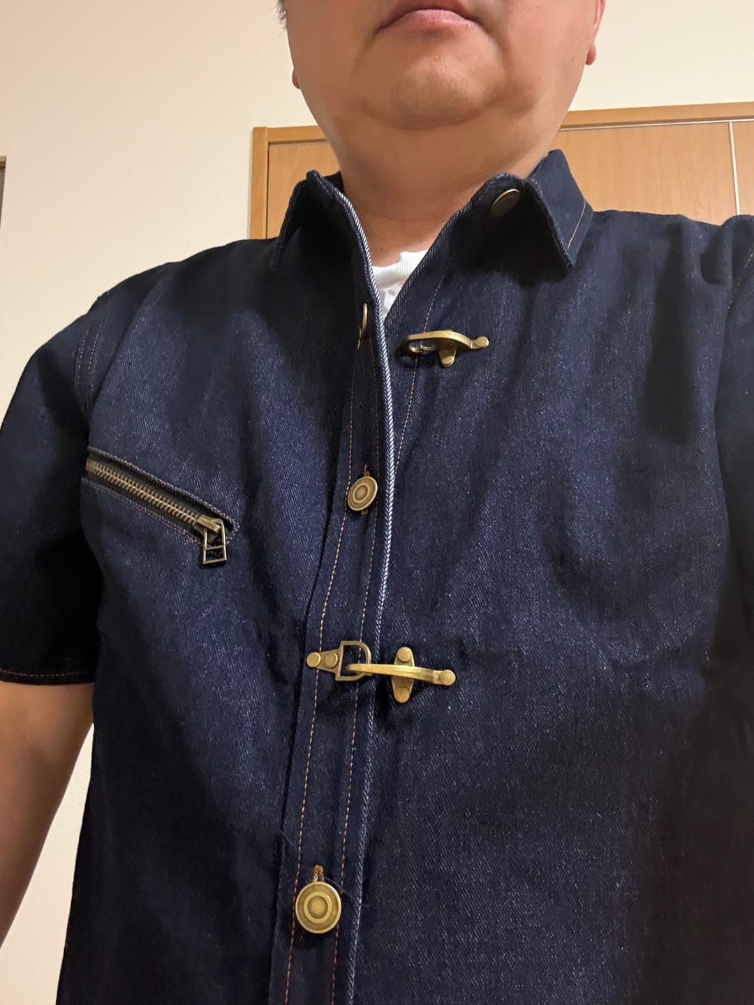 Customer photo review of 斜めジップポケット付き　メタルフックボタン入りデニム半袖シャツ