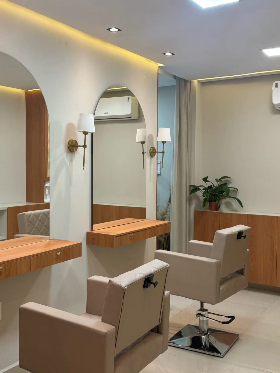 Customer photo review of Rechargeable Wall Light With Modern Design And Metal Construction, 12 Inches