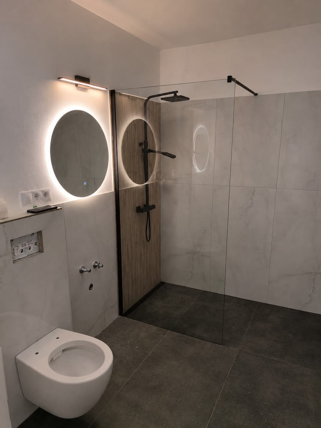 Customer photo review of SONNI Begehbare Dusche Duschabtrennung Duschwand 10mm Schwarz Duschabtrennung Duschkabine Nano ESG 80-140cm