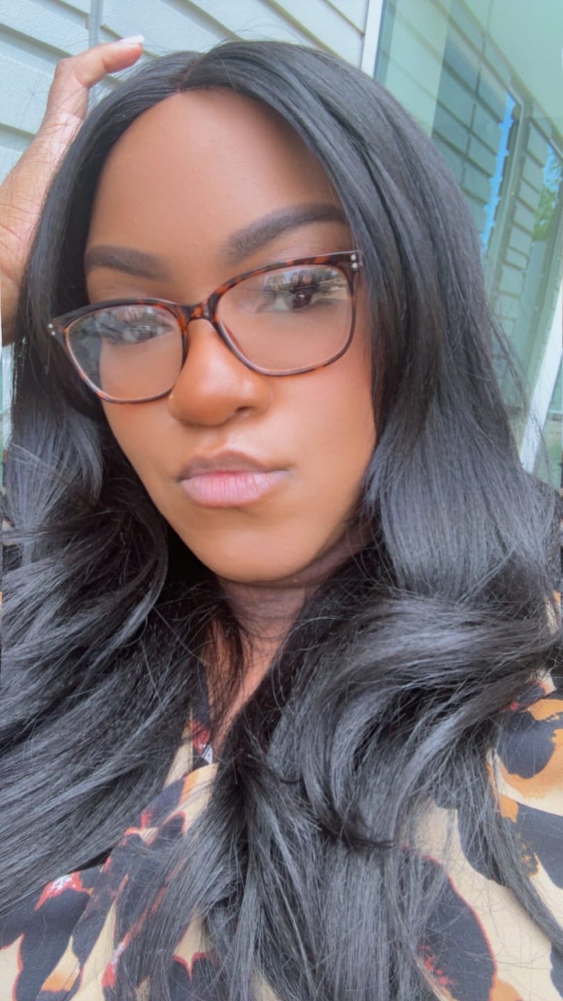 Customer photo review of Shake N Go Harmony Glueless 5" Deep Part HD Lace Front Wig - LYSANDRA