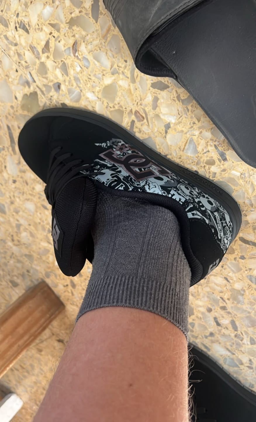 Customer photo review of Zapatillas Dc Gaveler Print Negro Gris