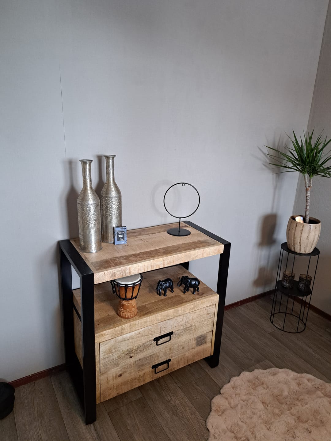 Customer photo review of Mangohout kastje met 2 lades Industrieel Design | Mangohout en Staal | 80x40x80cm