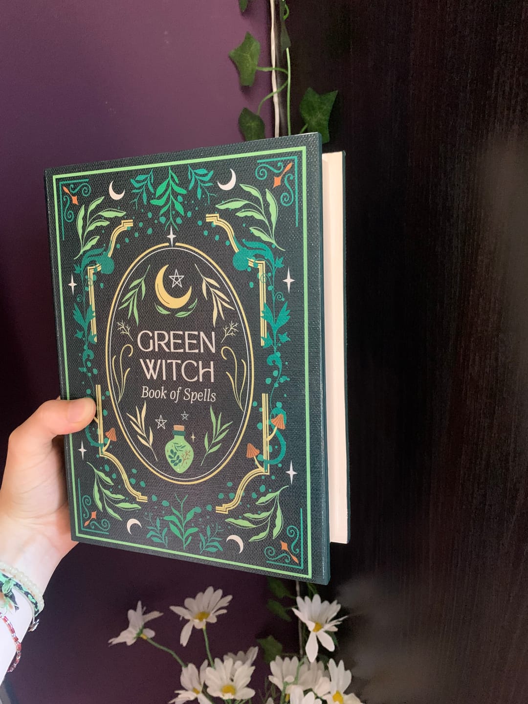 Customer photo review of Green Witch Buchbox – buchförmige Aufbewahrungsbox im Grimoire-Look