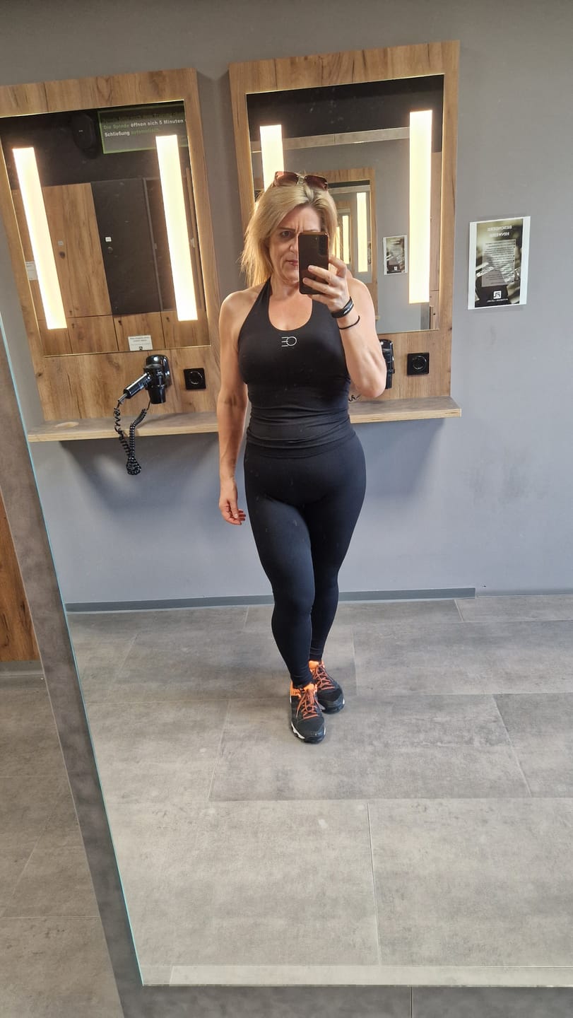 Customer photo review of UNITY V-Shape Scrunch Leggings - Deep Black
