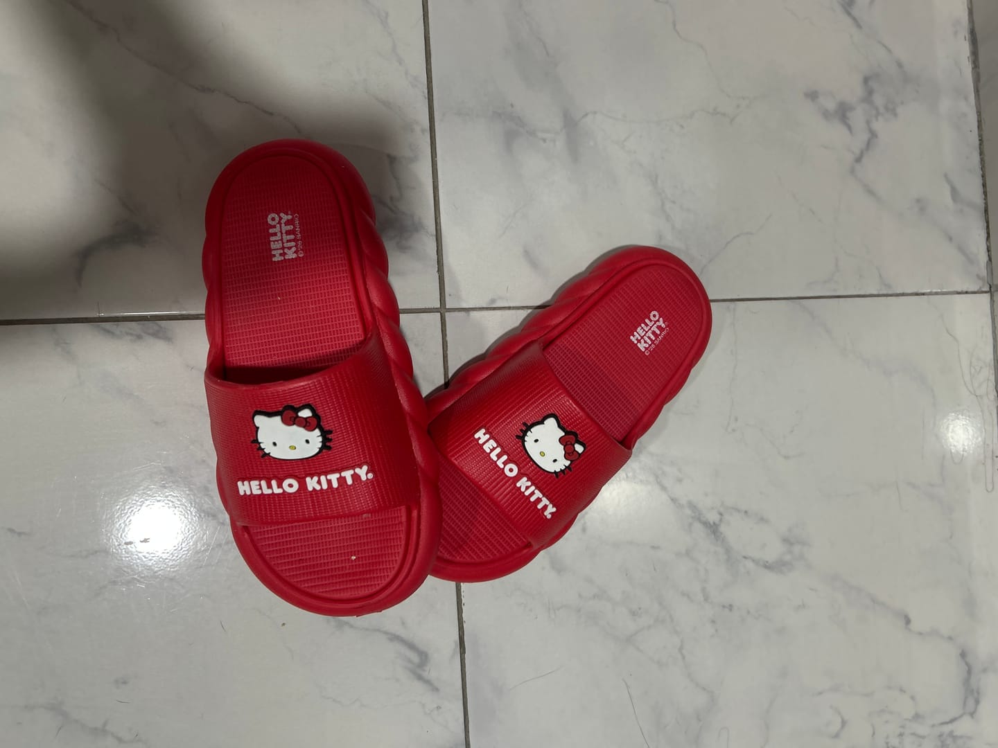 Customer photo review of Sandalia Hello Kitty color rojo para Mujer