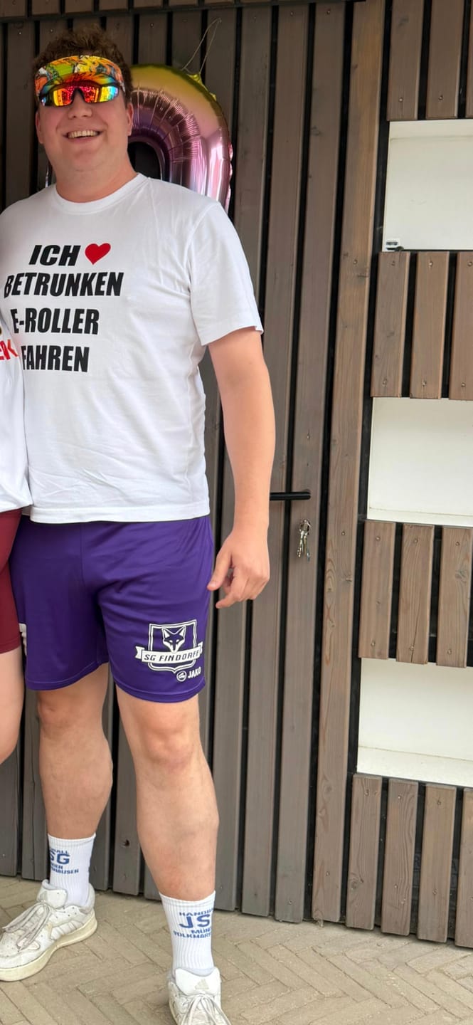 Customer photo review of Ich liebe betrunken E-Roller fahren Oversized T-Shirt