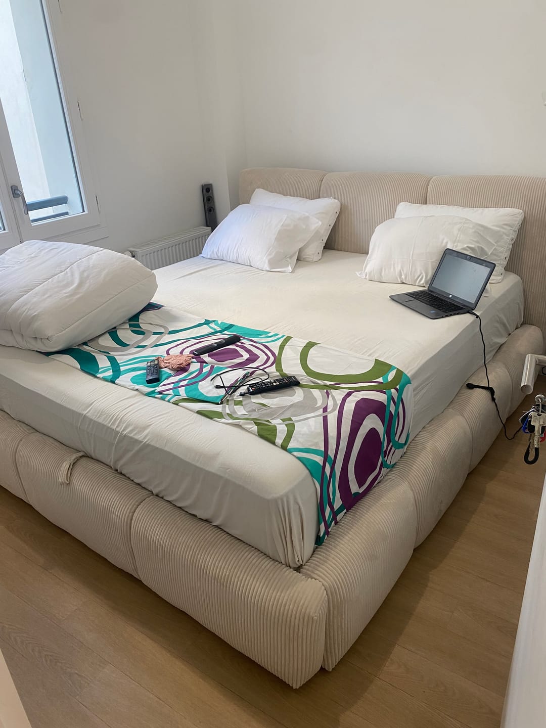 Customer photo review of Lit rembourré avec coffre de rangement - SOPHIE
