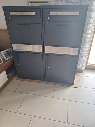Customer photo review of Paketbox PB1 mit Briefkasten | eisenglimmer - DB703 | personalisiert mit Edelstahl-Schild