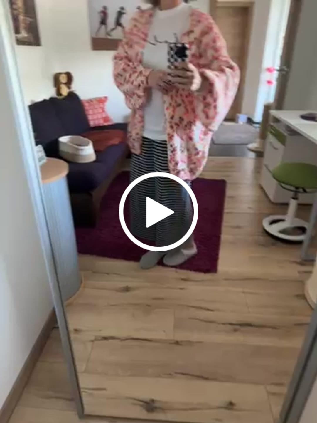 Customer video review of Strickjacke HAPPY DOTS
