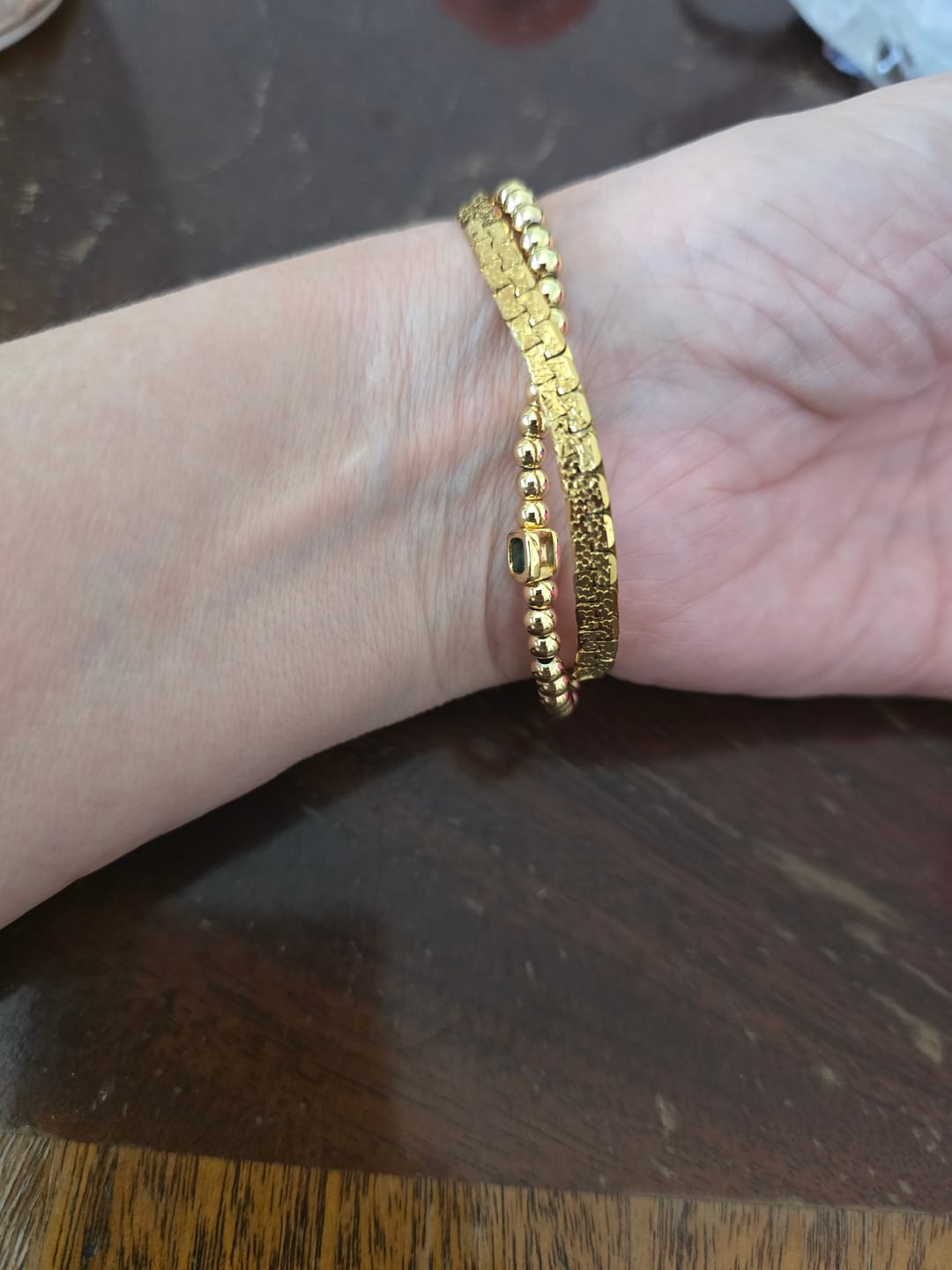 Customer photo review of Pulsera Dorada Bolitas Birthstone Cuadrado